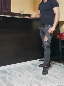 Escorte Mature: Barbat 35ani ofer companie intima doamnelor domnisoarelor si cuplurilor